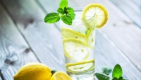 ¿Es bueno beber agua con limon en ayunas?